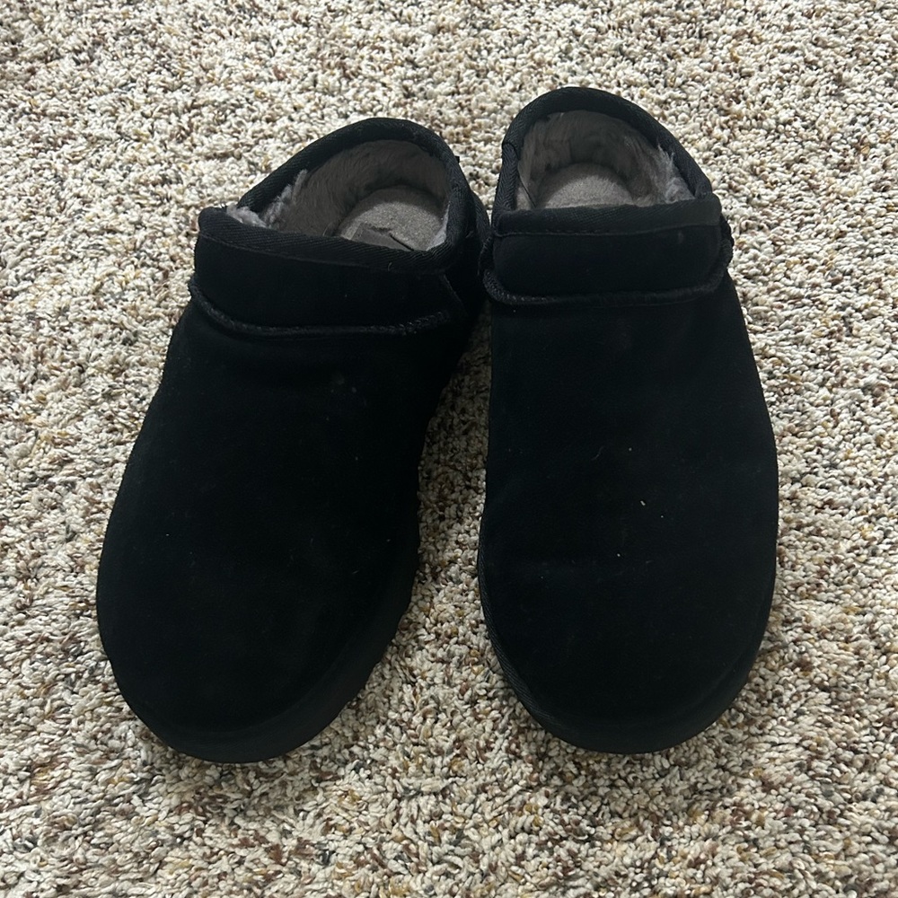 Black ugg slippers